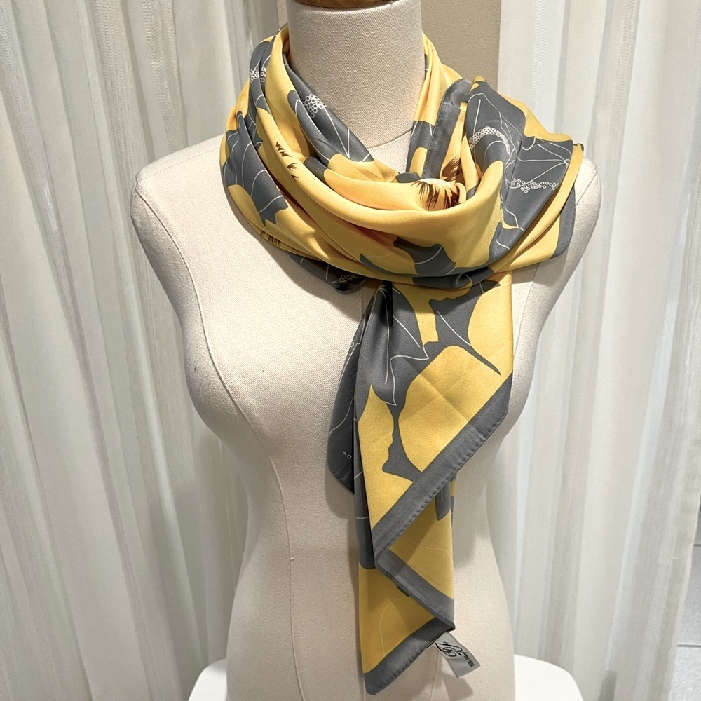 Scarf NWT - beautiful spring colours
Size 35”by 35”